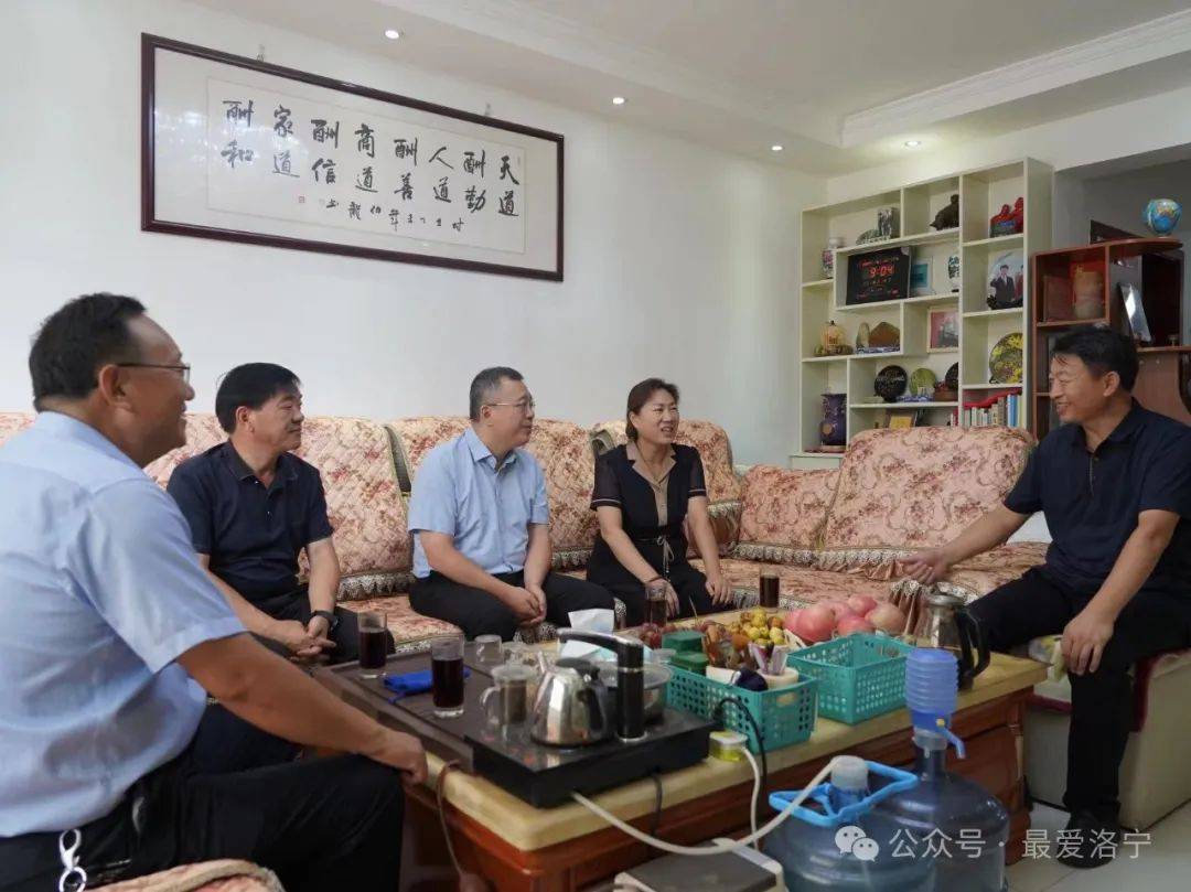 心系教育 情暖园丁——王瑞等县四大班子领导开展教师节慰问活动