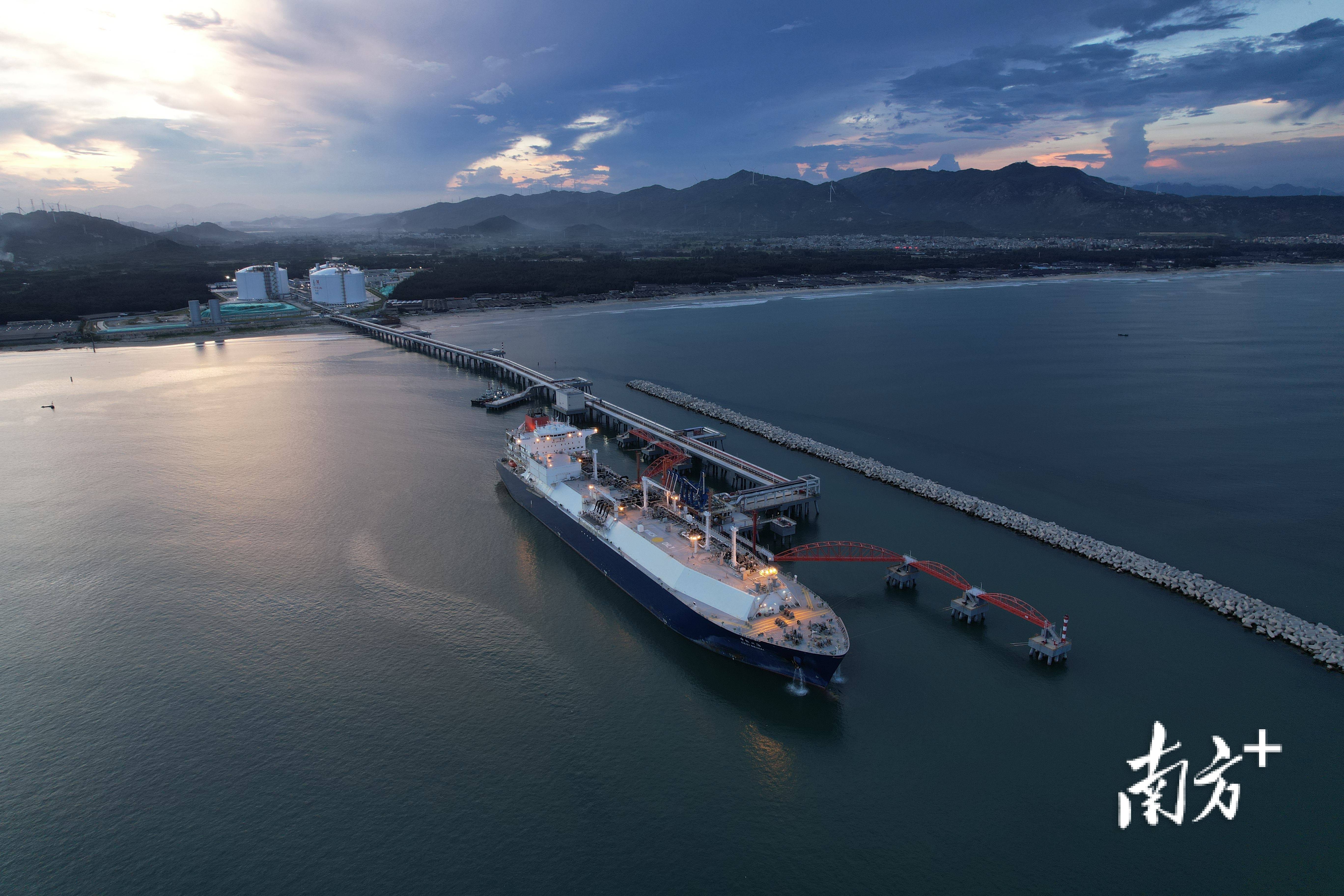 潮州华瀛lng接收站进行"首船接卸"!