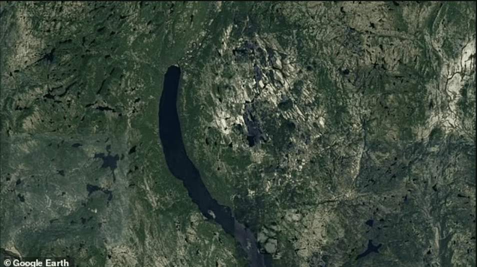 陨石坑里的反向指南针和诡异脚步｜我亲历的离奇事件