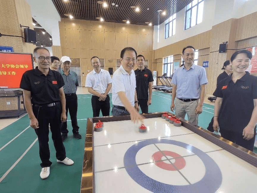 积极推动冰上运动普及！ “桌面冰壶”成福州老年大学最受欢迎课程