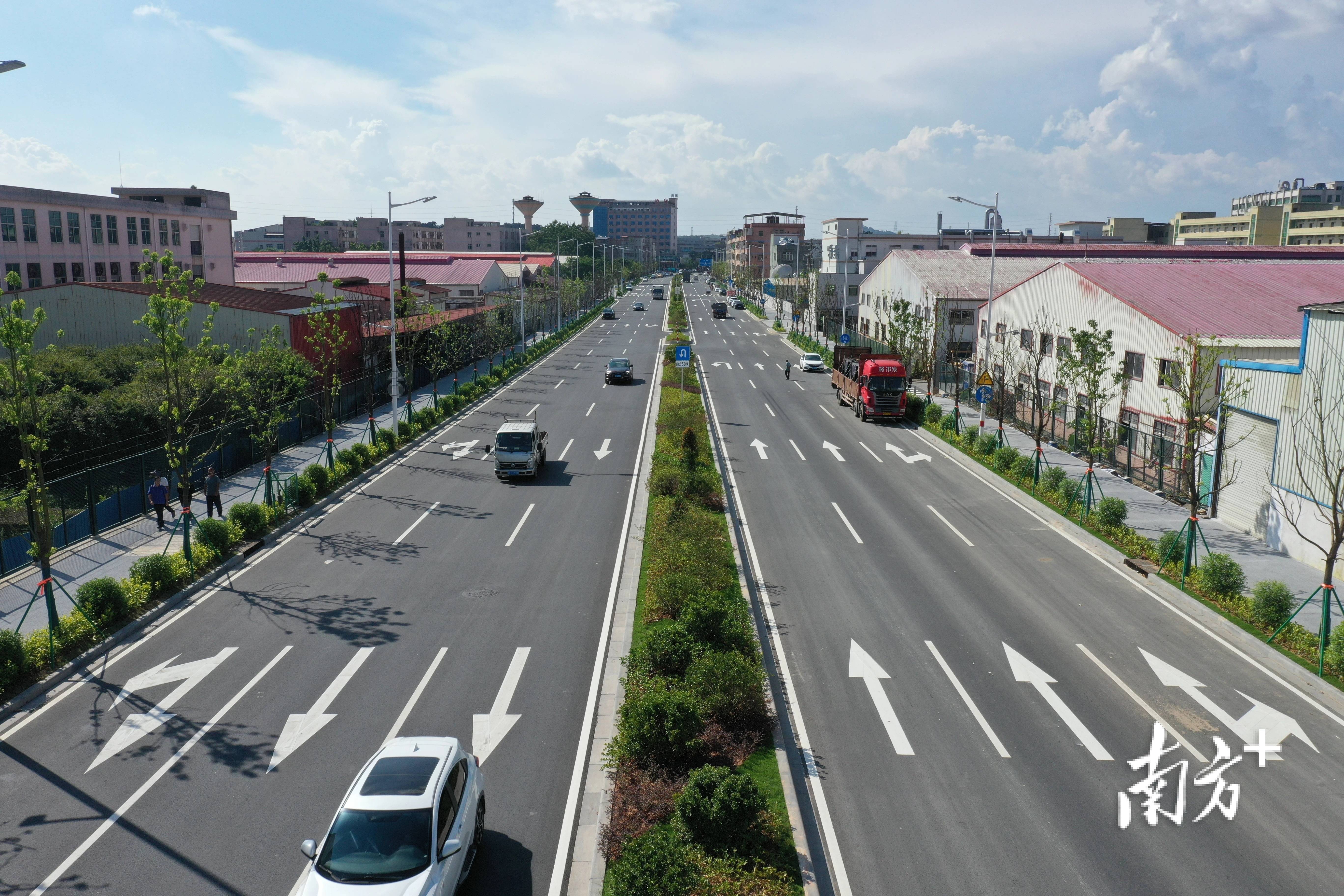 作为一级公路,该道路设计双向6车道,规划道路红线宽度为40米.