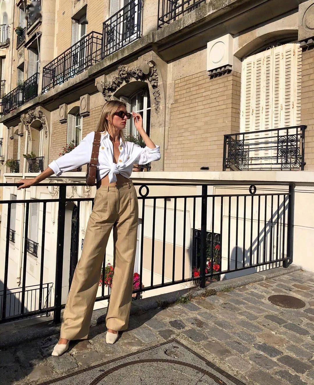 彩色,印花阔腿裤本身就自带回头率了,因而你只需搭配一双基础色奶奶鞋