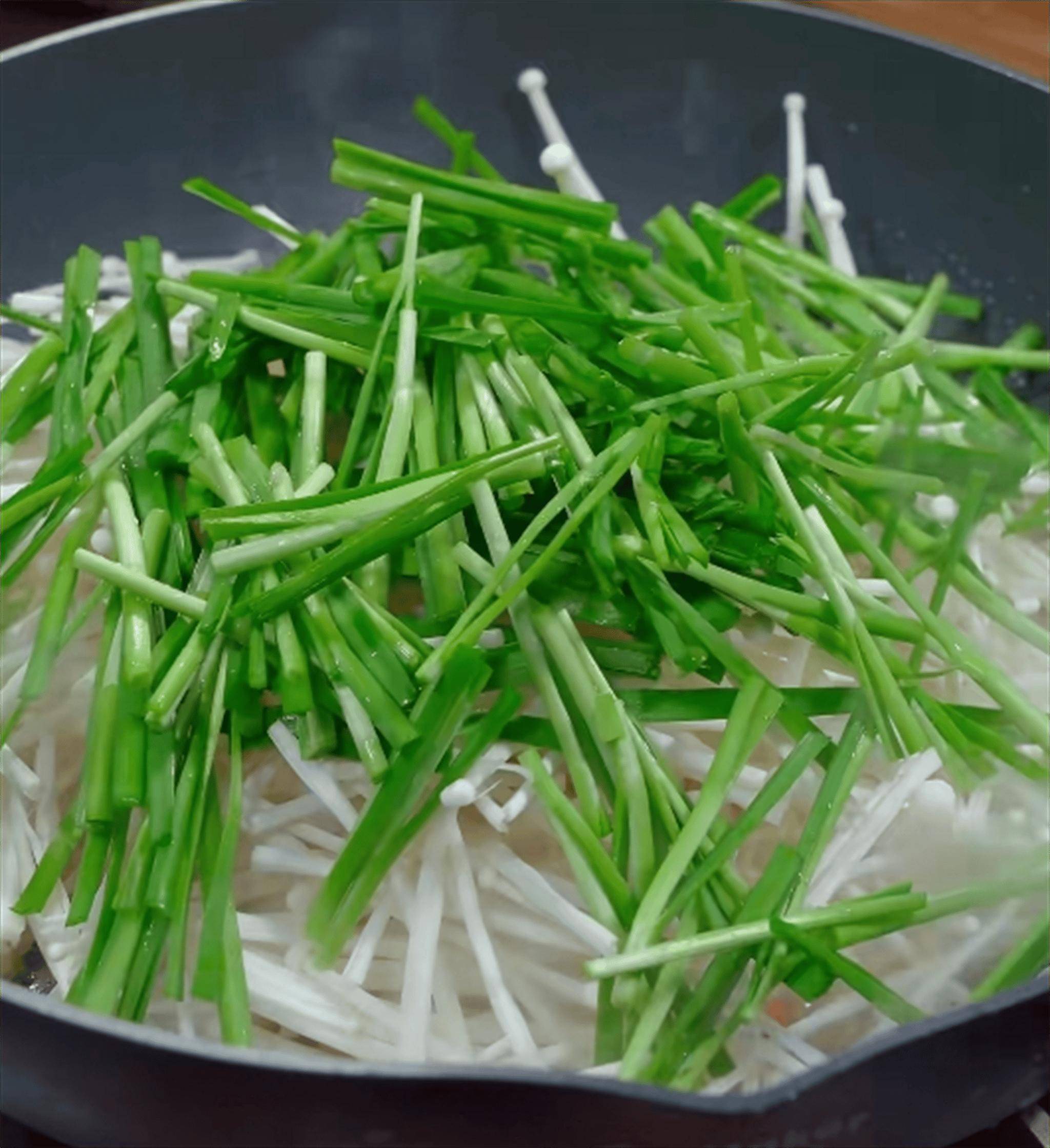 金针菇怎么炒着吃又简单又好吃,金针菇炒韭菜,考验牙口的好菜!