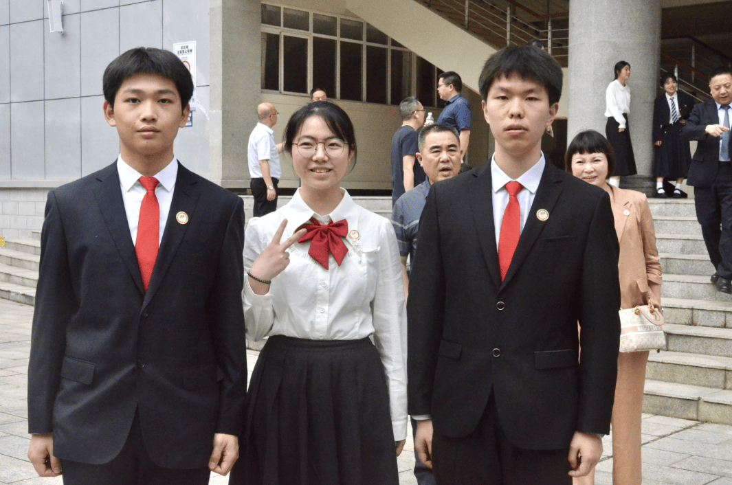 易晖翔(左)与徐世安(右)成人礼合影用心感受知识的甘霖与陪伴的能量