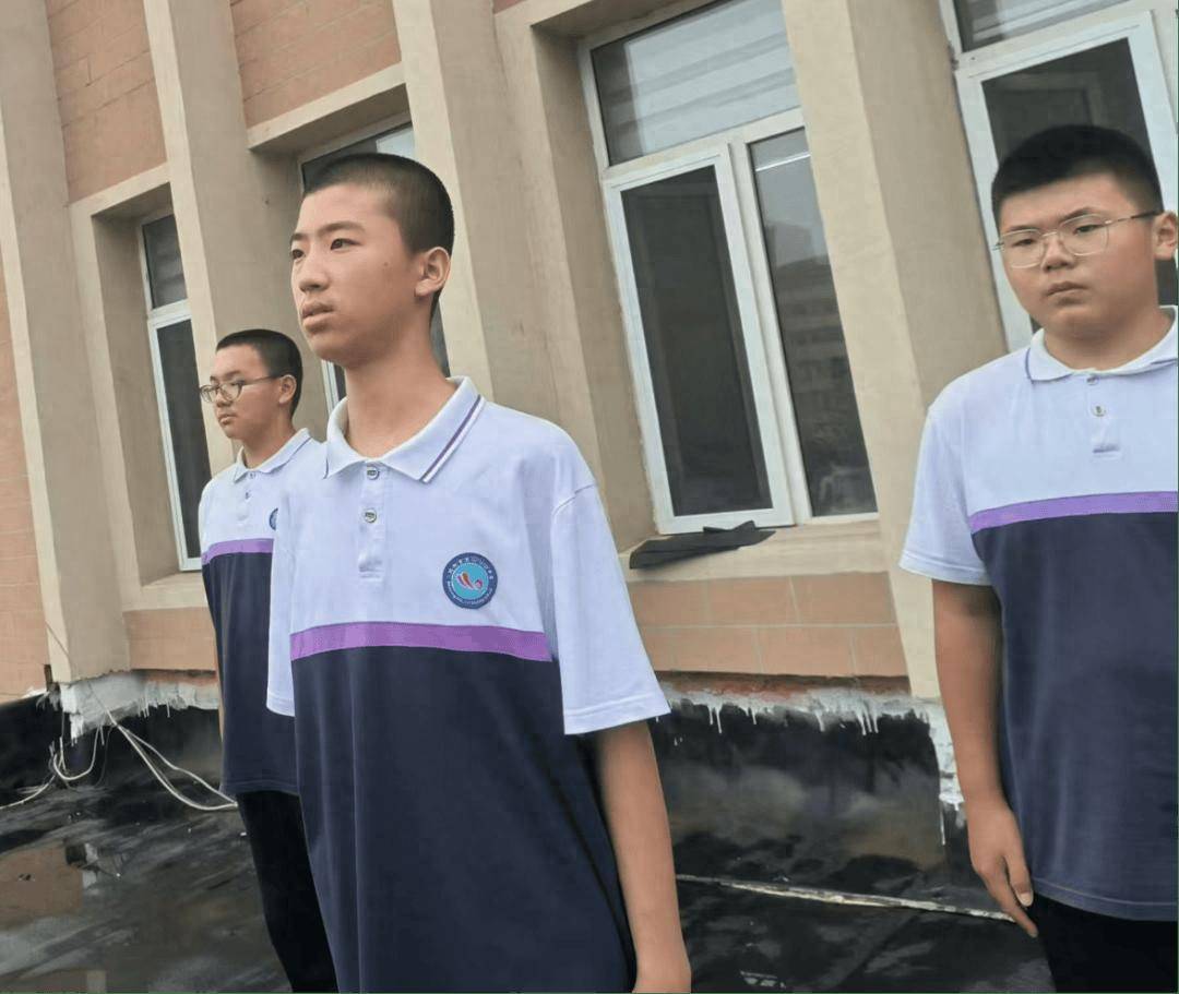 沈阳市第三十三中学教育集团举行了《筑梦芳华 敬颂师恩》升旗仪式