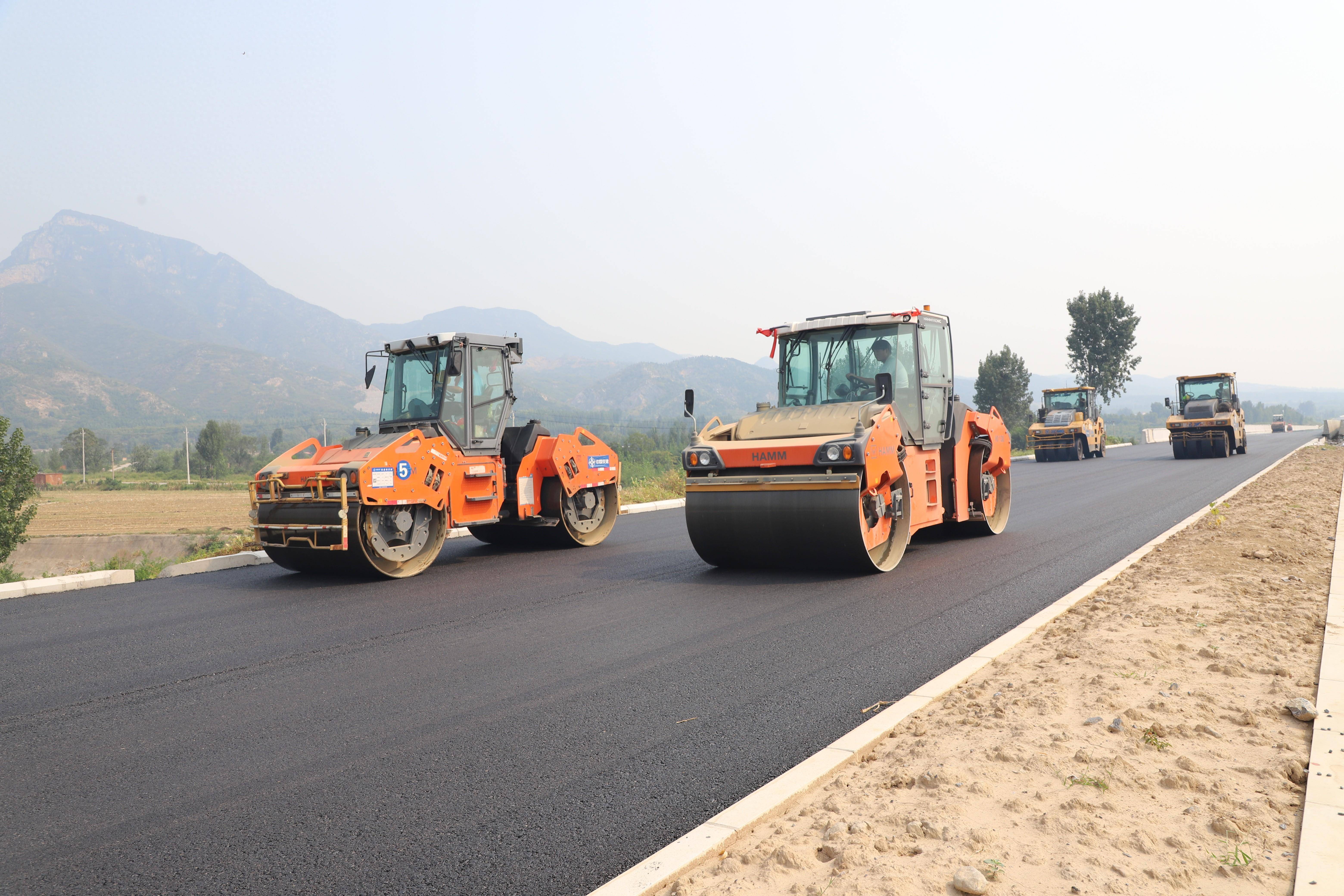 沥青摊铺!沿太行高速焦济段冲刺早日建成通车