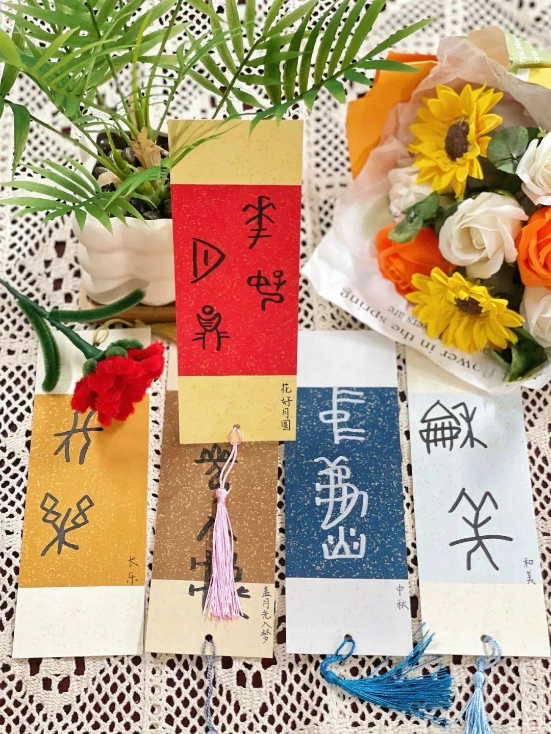 2.甲骨文书签1.非遗拓印中秋·印月2.猜灯谜1.