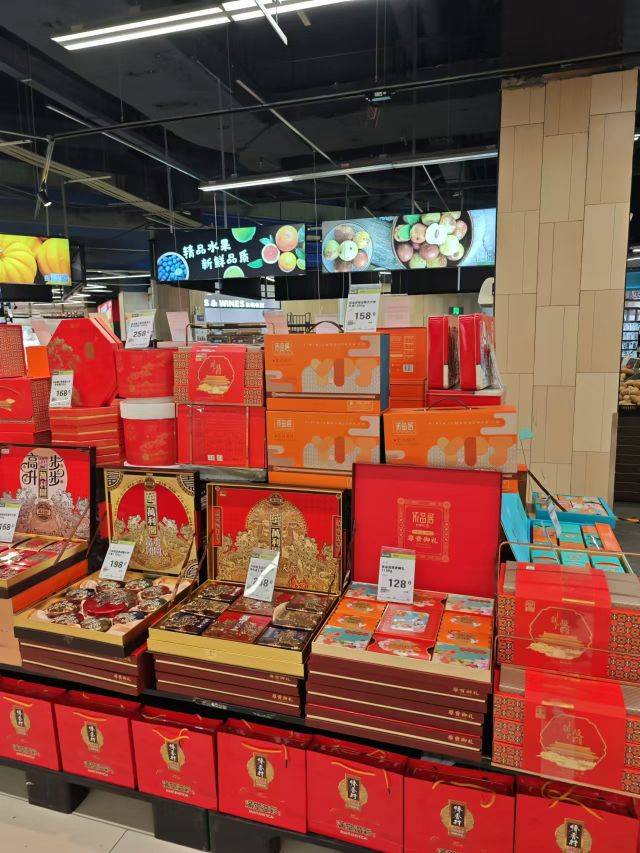 记者看到,与往年不同,超市只展出了1个月饼堆头用来摆放月饼礼盒装