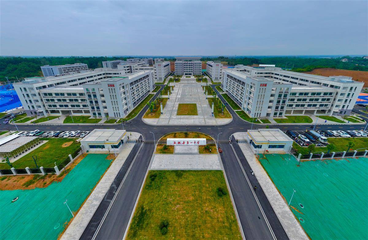 谷城一中新生入驻新校区