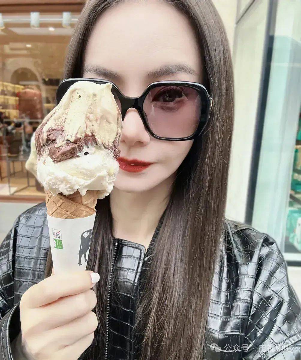 戚薇晒吃冰淇淋的自拍 表情呆萌反差感大
