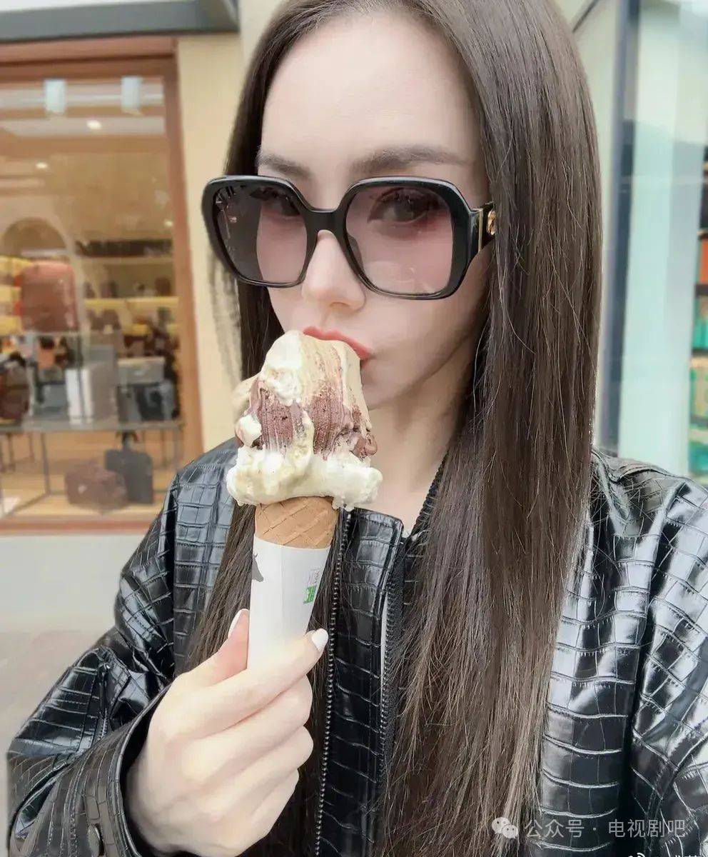 戚薇晒吃冰淇淋的自拍 表情呆萌反差感大