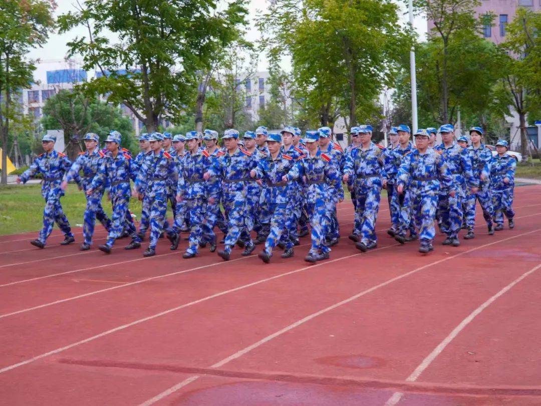 青春正步走!_军训_迷彩_挑战自我