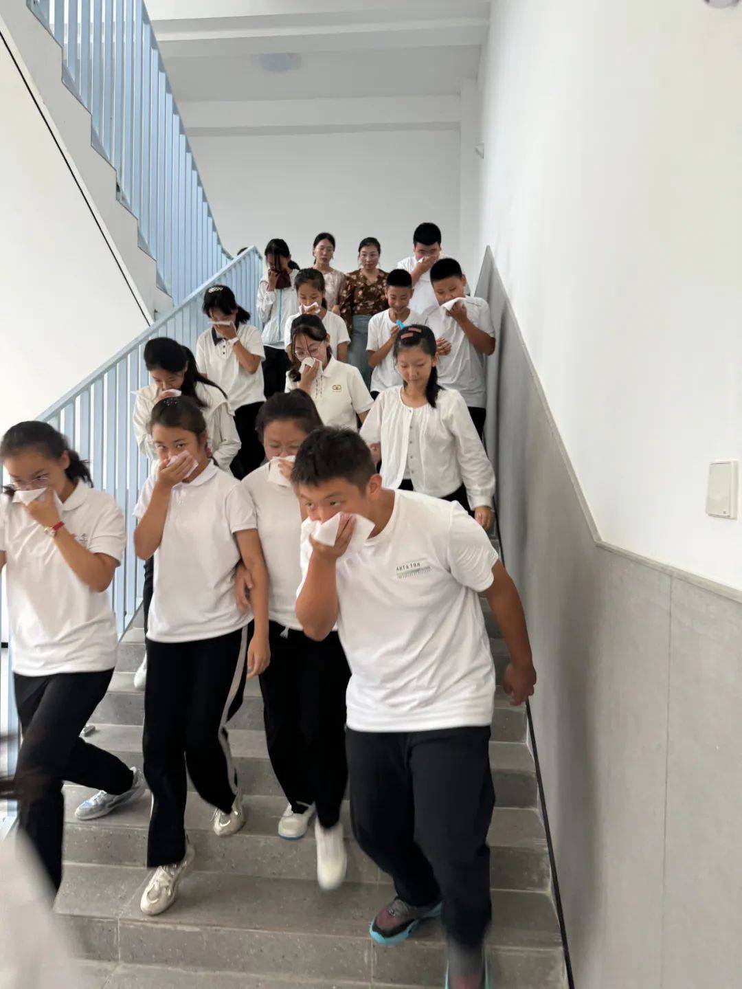 经开一校初2027届七年级消防安全疏散演练活动