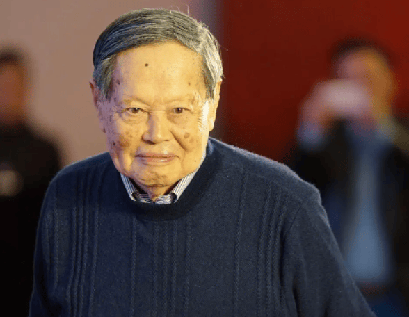 杨振宁携妻郊游,翁帆挺大肚疑穿孕妇装,继子评价太讽刺不被承认_杨光诺_身体_什么