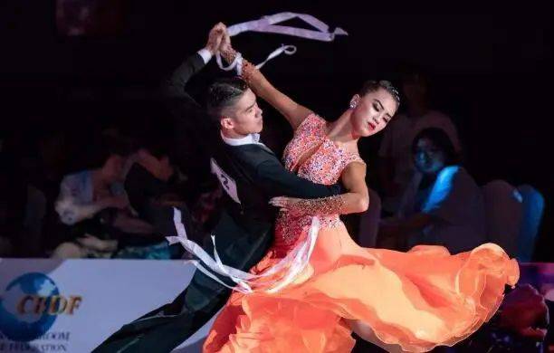 内容包括华尔兹,维也纳华尔兹,探戈,狐步和快步舞.