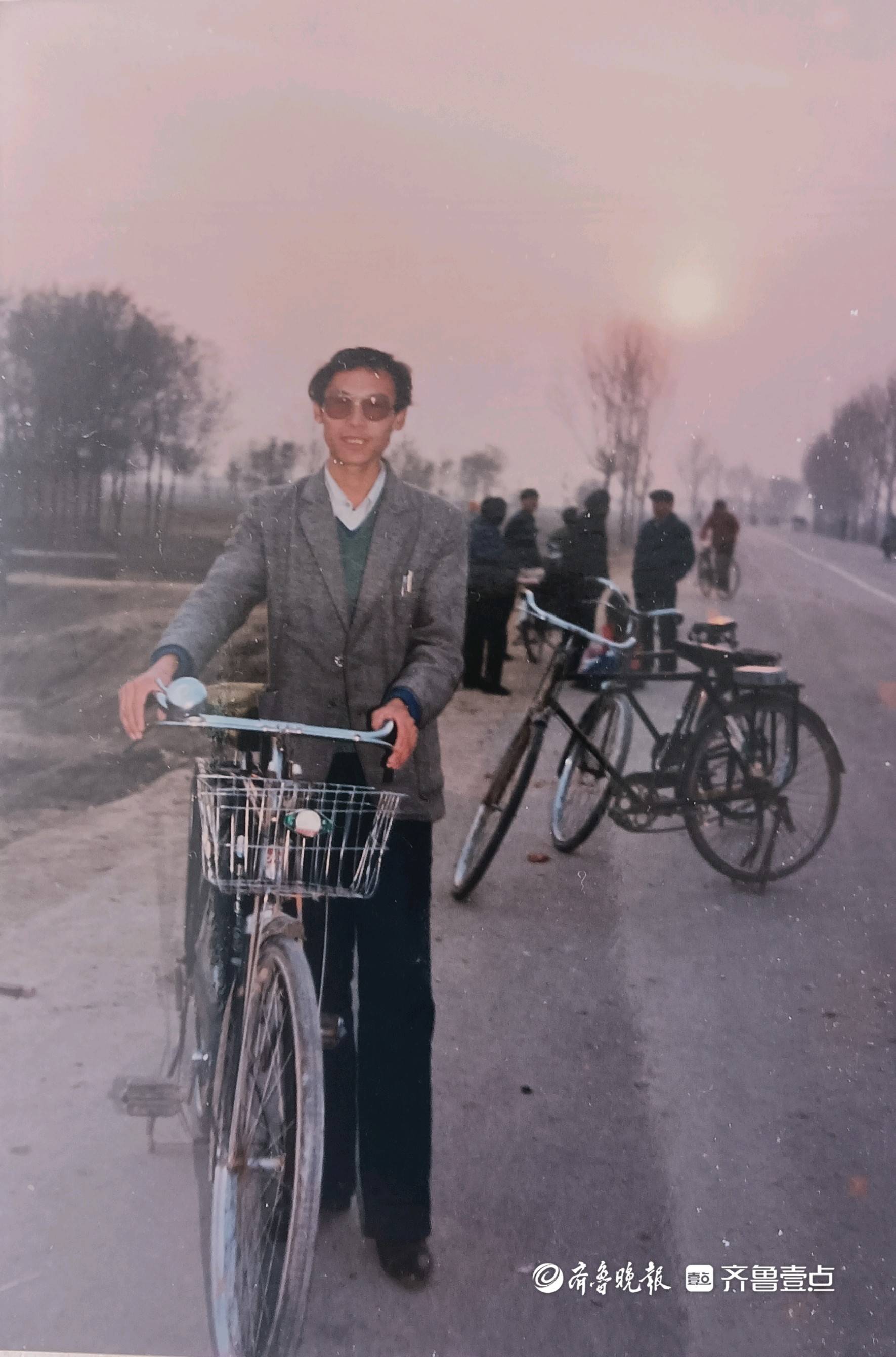 只记得是1987年,已经记不清当时是啥原因照的了,在那时骑一辆自行车是