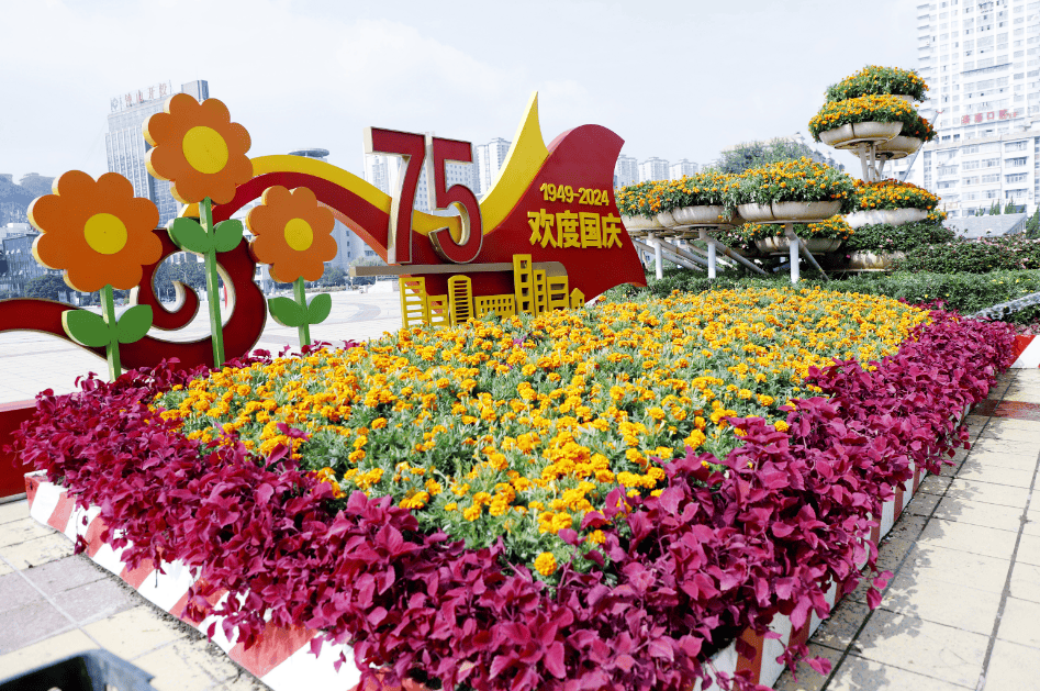 城区飘起"中国红", 国庆氛围拉满!