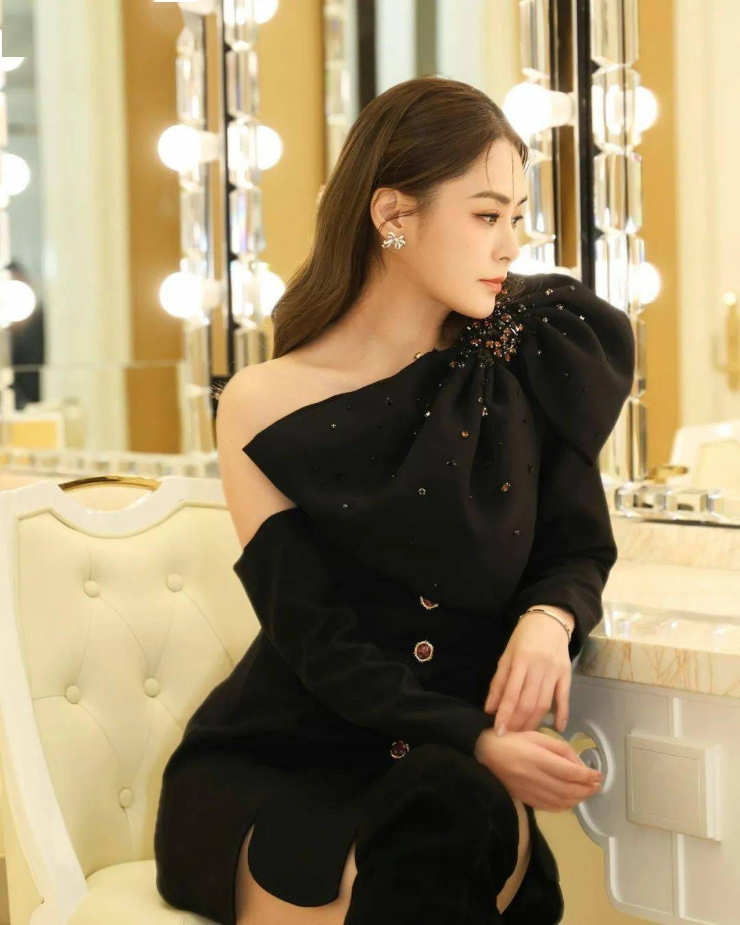 43岁钟欣潼活动照曝光被指又变肥!社交网大晒靓照力证苗条