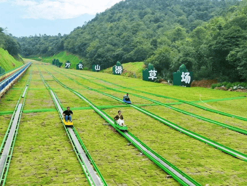独特的生态茶园景观;还有丰富的游玩项目,山地越野车,七彩滑道,滑草等