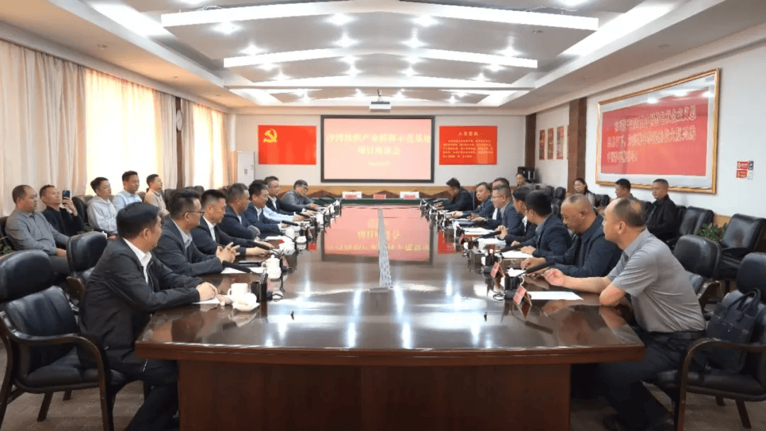 常委、常务副市长蒋亚东,海融控股集团有限公司董事长吴彰军一行参加。