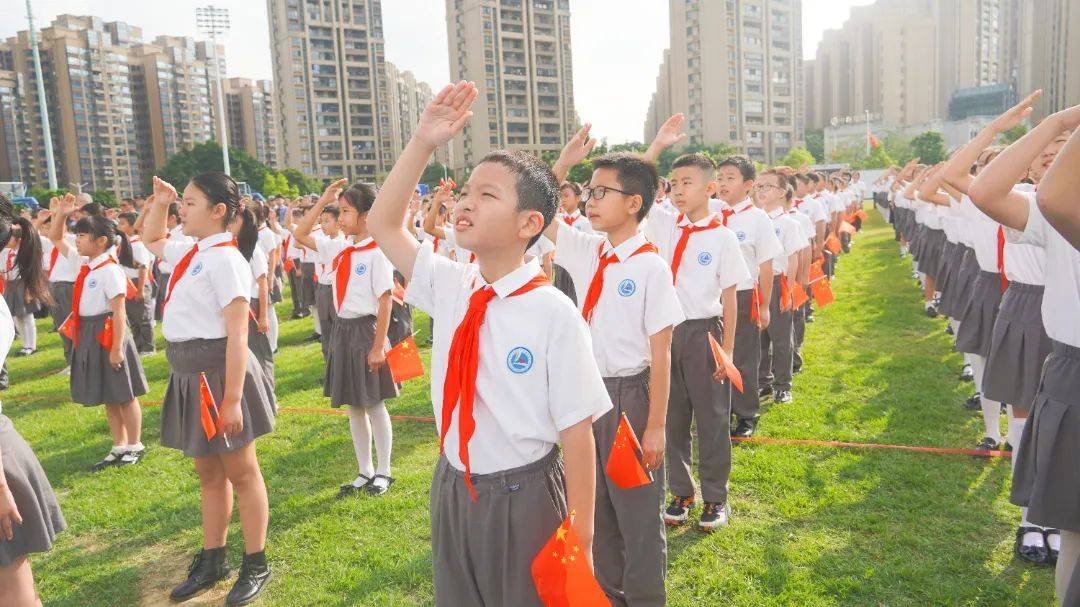 今天,张槎师生向国旗敬礼