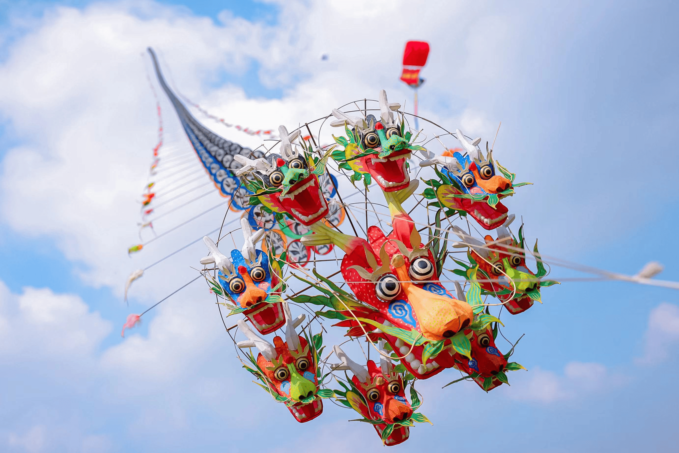 传统风筝,现代风筝,创意风筝竞相飞舞,争奇斗艳,为美丽的滨海景色增添