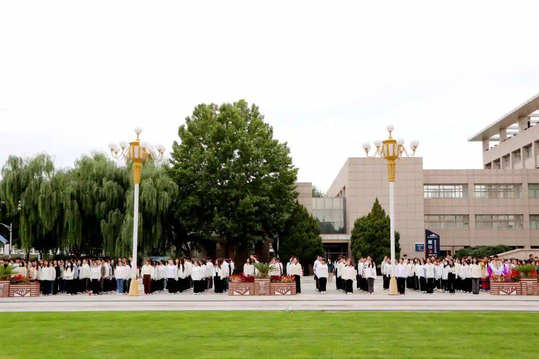 宁夏大学举行"与祖国共进 与时代同行"迎接新中国成立75周年升国旗