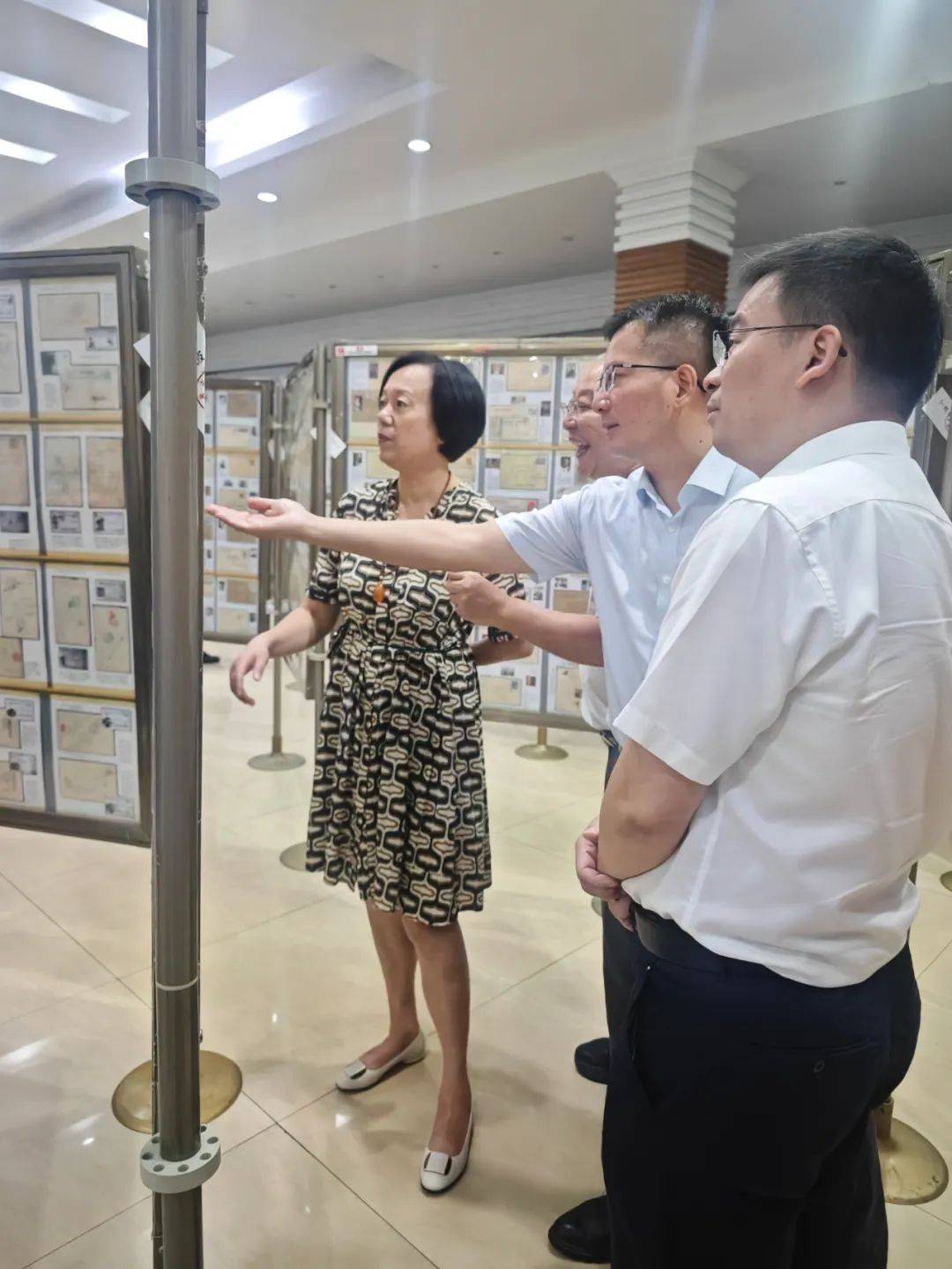 宁波邮政联合宁波图书馆开展"团结凝聚力量 奋斗铸就伟