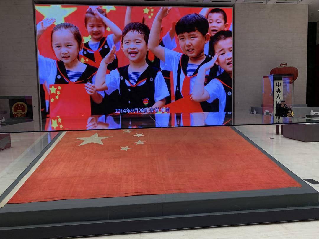 系统展示了馆藏革命年代的红旗,新中国成立后的五星红旗和党旗,革命