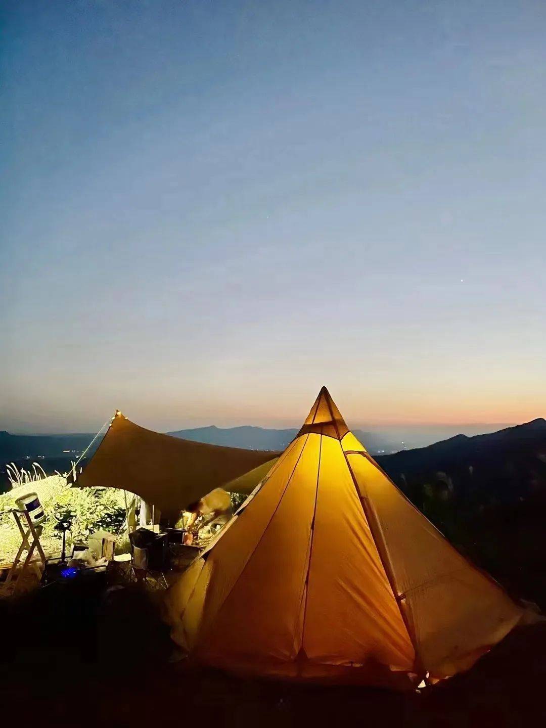 天曌山滑翔伞运动基地现在可以实现了每个人都有一个渴望飞翔的梦想