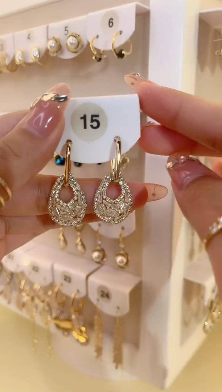 水滴形耳环 不挑衣服 不挑人 一款两戴,可以戴出两种不同的风格时尚