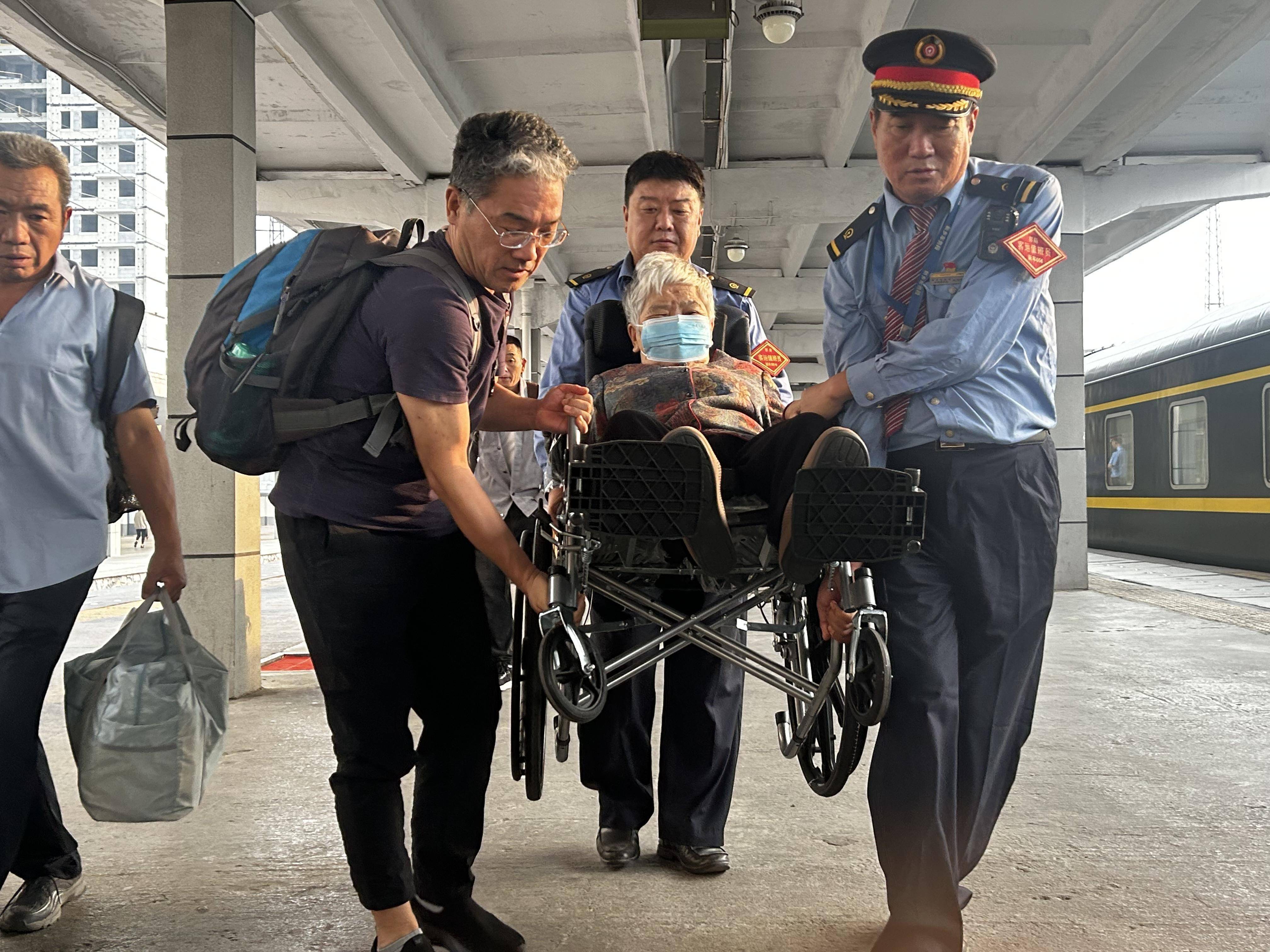 t369次聋哑旅客越站,协助返回安阳车站;k385次一名残疾旅客乘坐轮椅