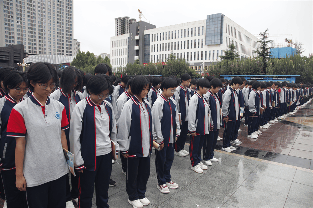 河北定州中学举行隆重升旗仪式