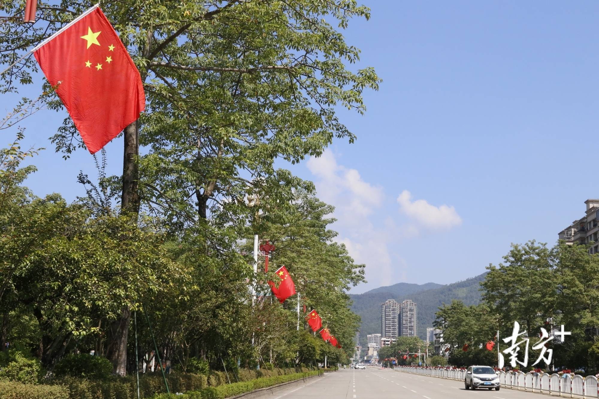 阳山:国旗飘扬迎国庆,满城涌动"中国红"