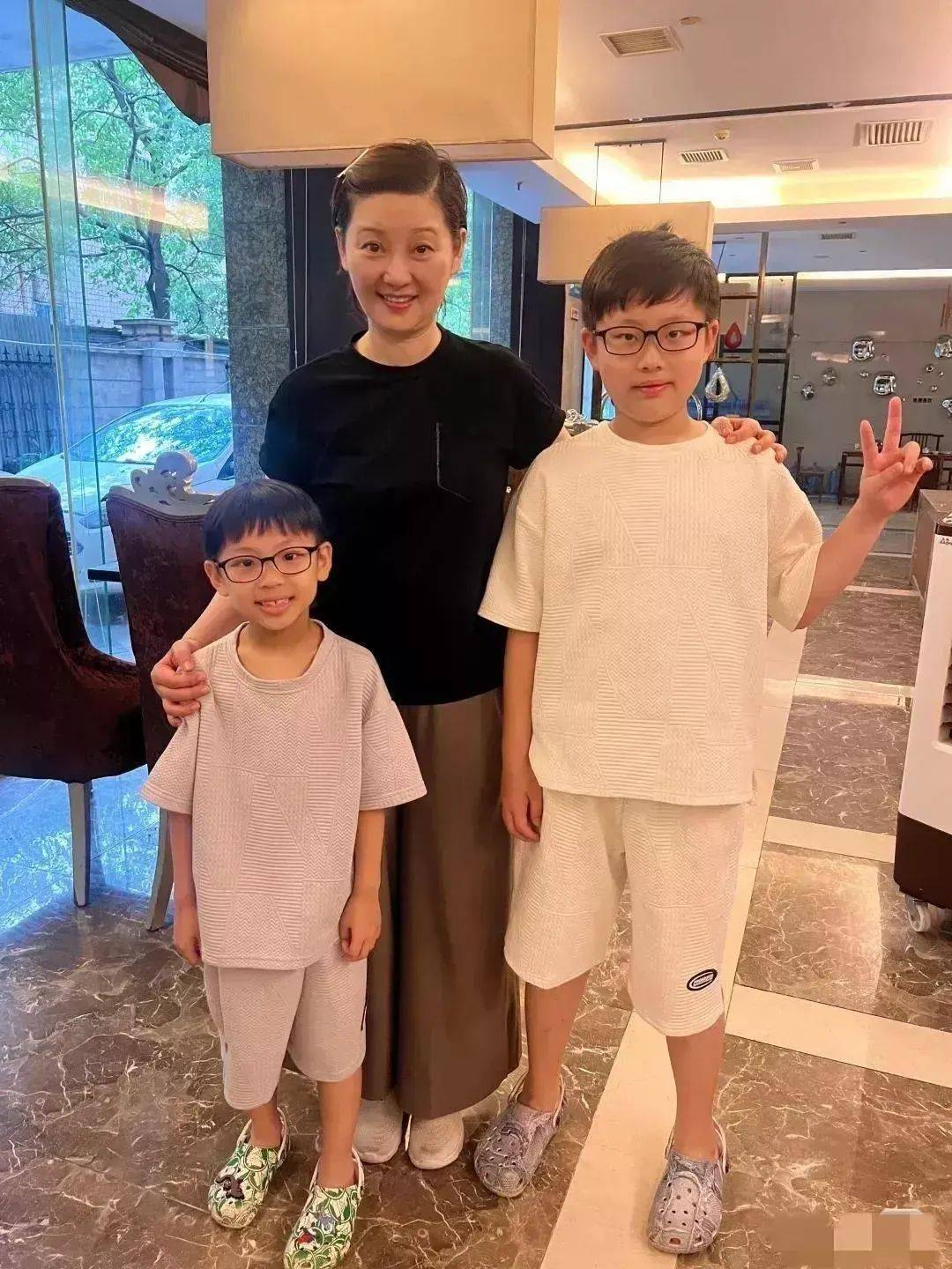 57岁徐帆现身活动,穿宽松裙翻车尽是暴露身材缺点了,肚腩凸起没腰一股