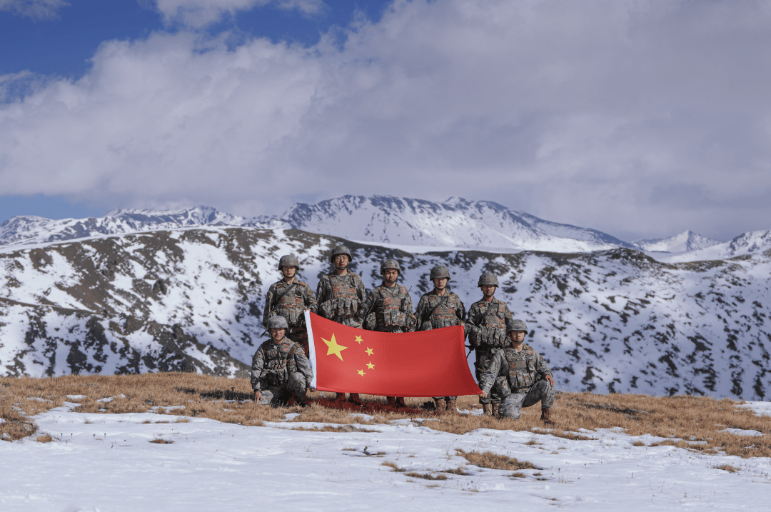 军旅梦交融绽放中国红与迷彩绿交相辉映镜头下与国旗同框合影南部战区