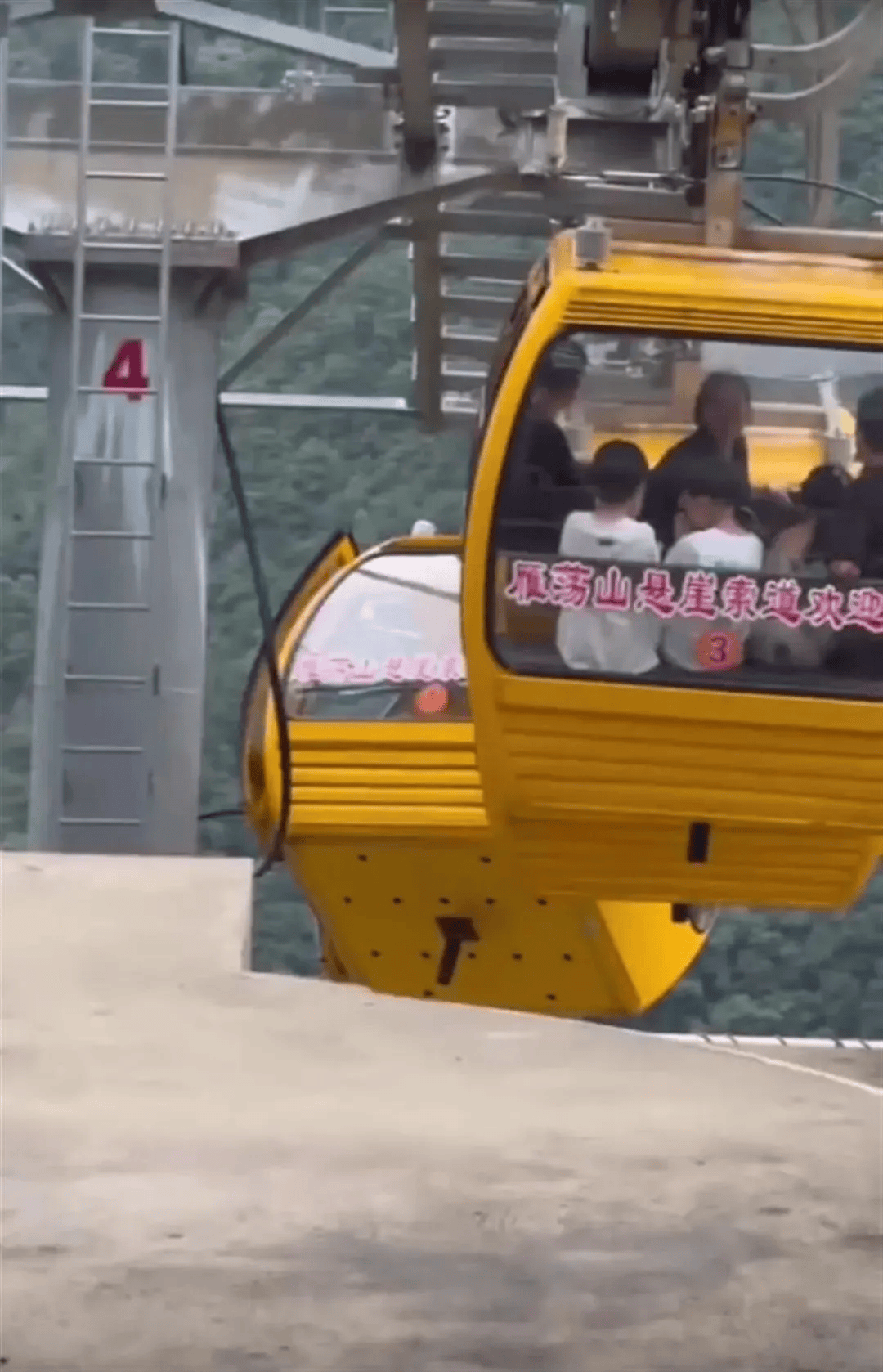 一女游客从缆车坠落!景区通报