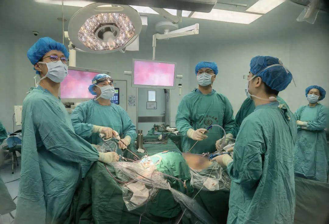 胸外科副主任,病区主任田凯华组织进行了术前讨论,认为可采取充