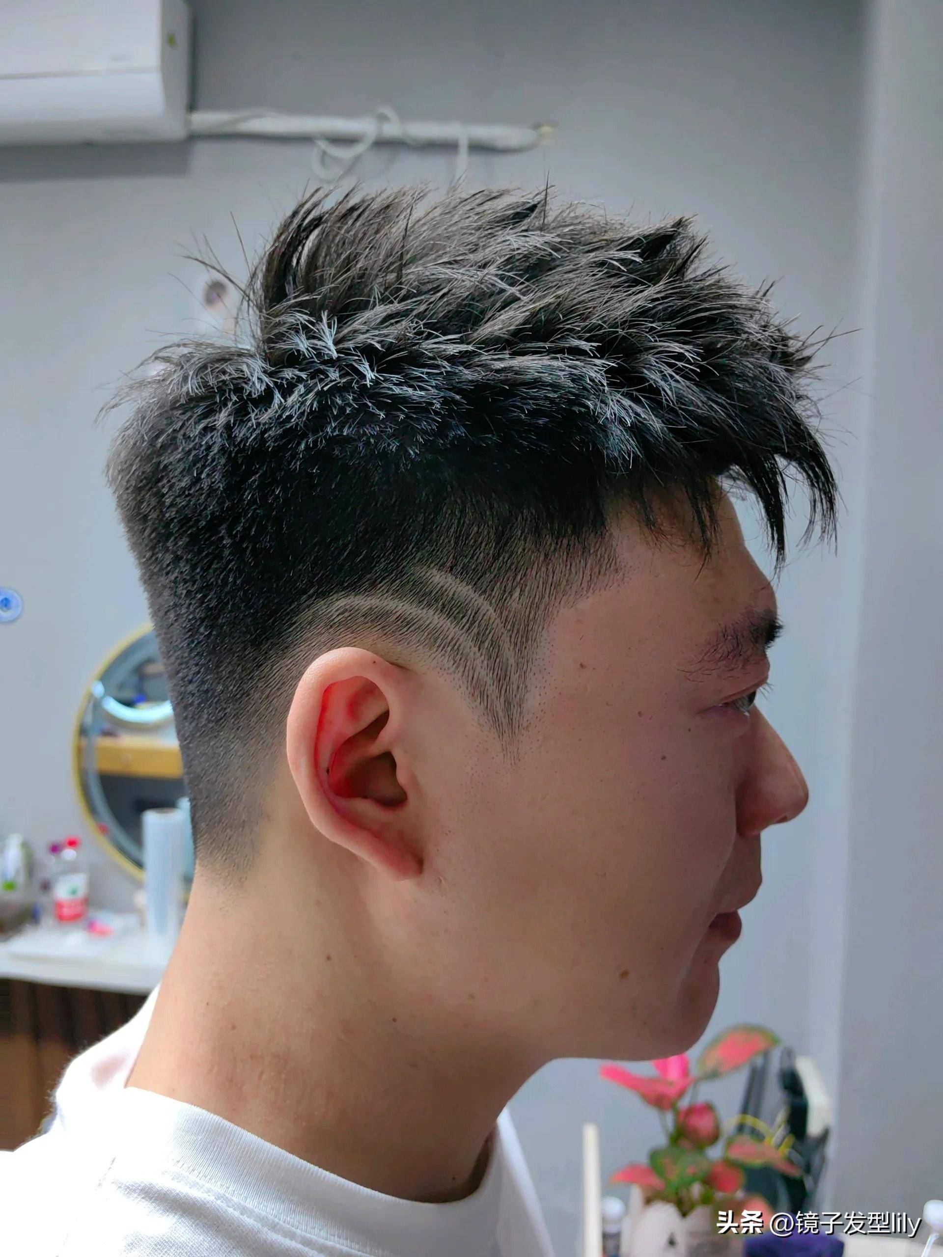 对于圆脸男性这种发型能够拉长脸部的视觉效果让脸部看起来更加立体