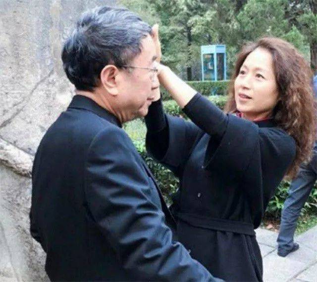 马兰与丈夫余秋雨出游图片但谁又知道纵然是如此火爆的黄梅戏也曾经历