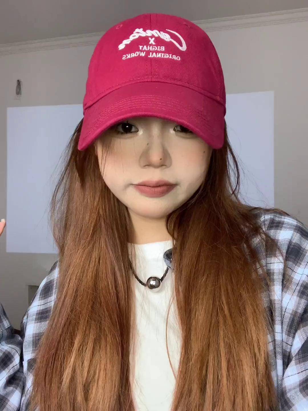 酒红色棒球帽太显白了,加大帽型很修饰大头大脸!