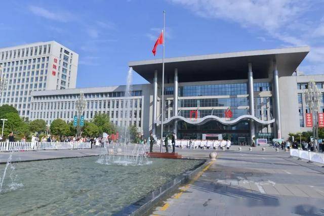 泗县人民医院举行庆祝中华人民共和国成立75周年升国旗仪式