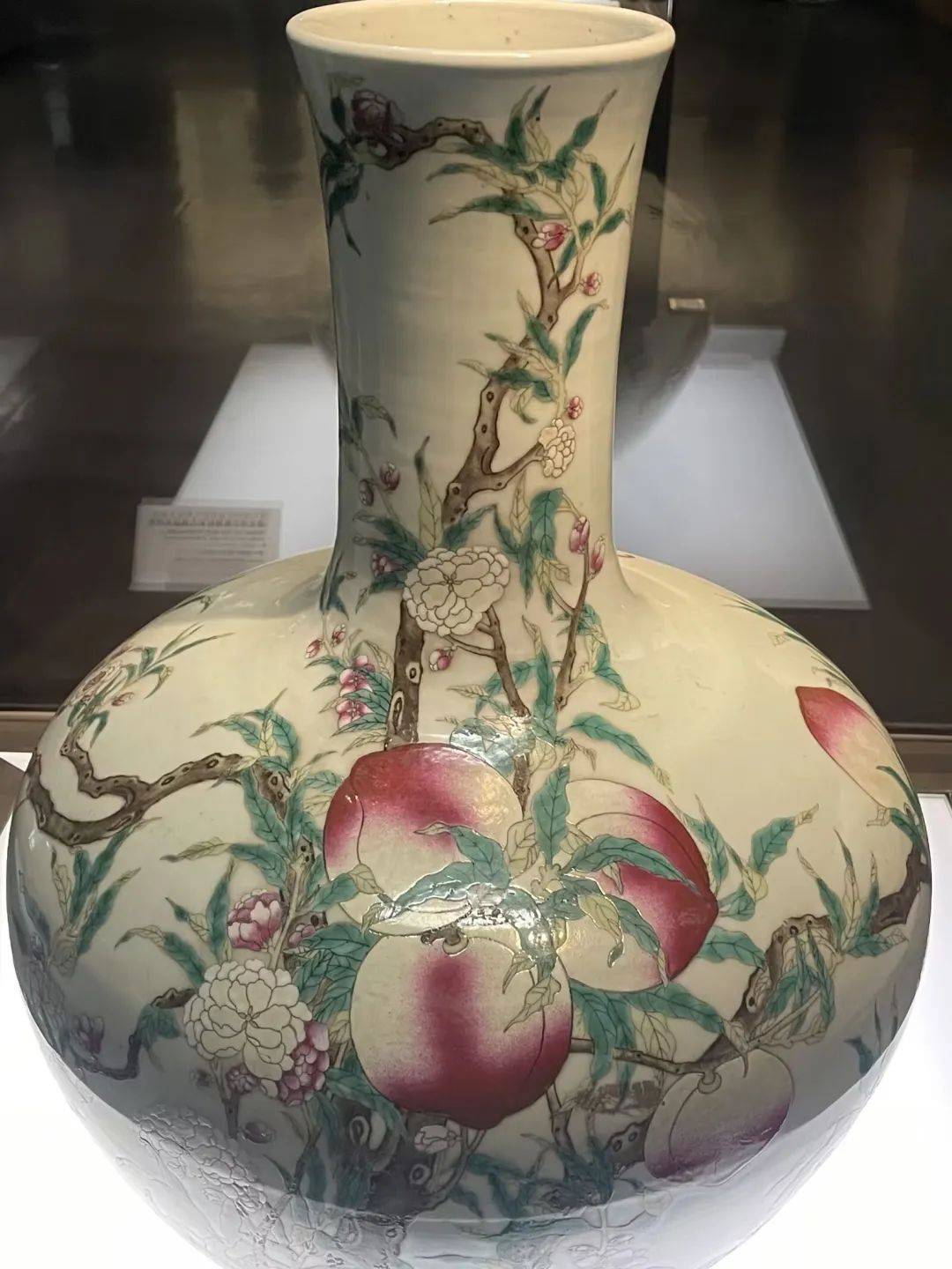 国有博物馆展出的粉彩桃纹天球瓶欣赏_桃子_乾隆_色彩