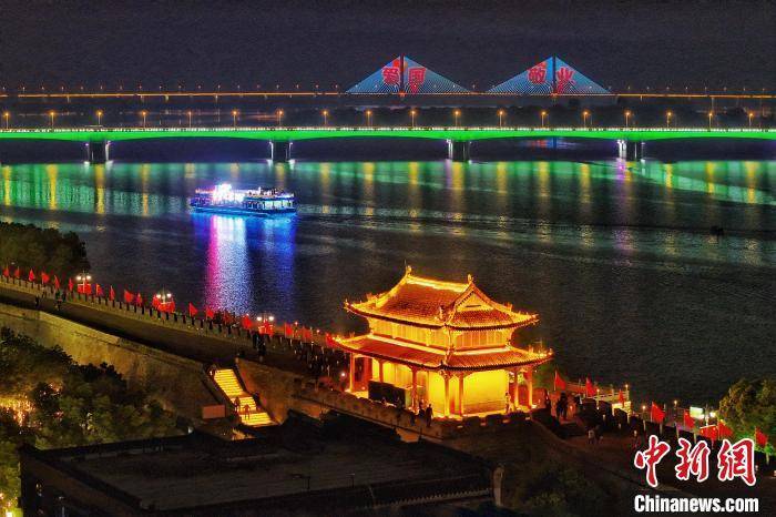 湖北襄阳:夜游激活古城文旅新体验_汉江_周星亮_无人机