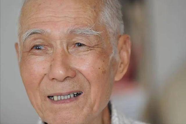 提醒:寿命短的人,眉毛或有这3种表现
