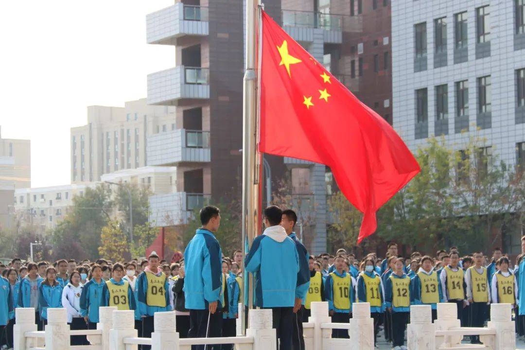 沙湾一中举行以"奋发有为,贡献科技力量"为主题的升旗仪式