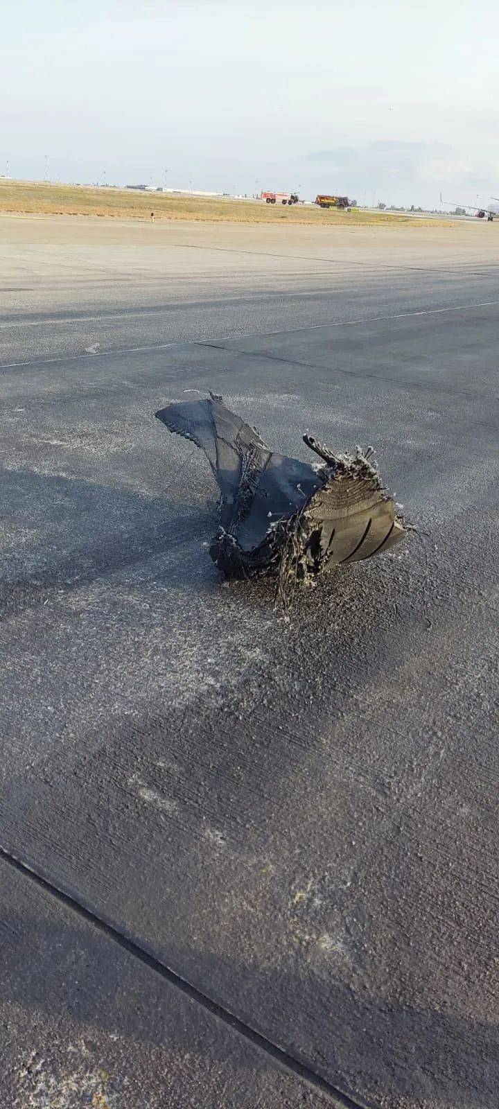 飞机空中严重颠簸 客舱一片狼藉;客机着陆时轮胎爆裂