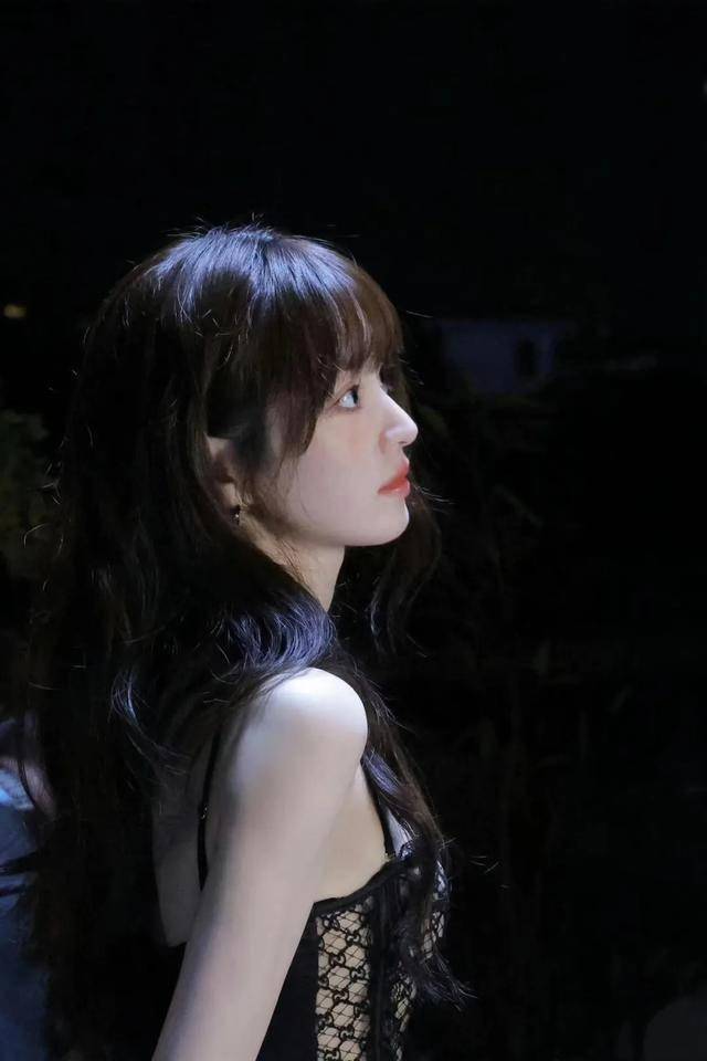 小吊带配齐刘海甜辣适中_魅力_气质_黑色