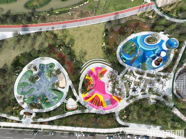 10月17日,在青岛张村河生态公园,刚刚建设好的儿童游乐区迎来了不少