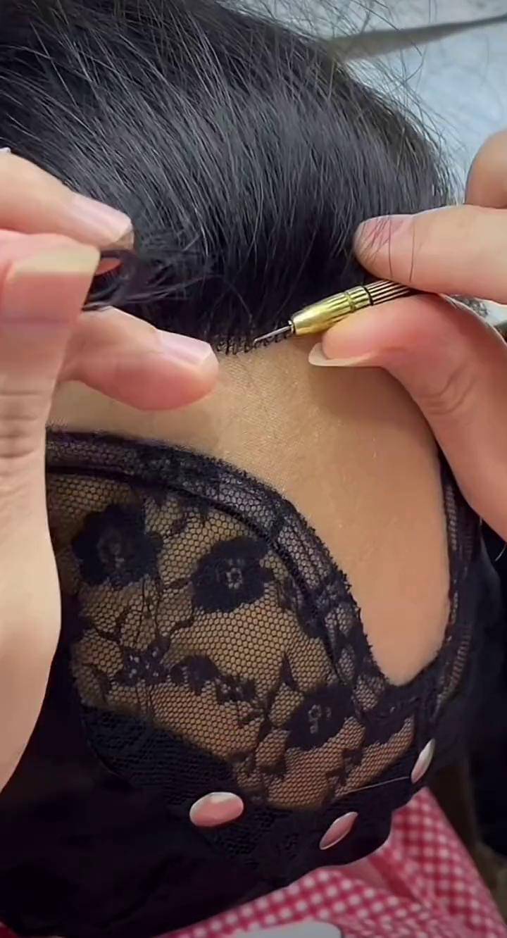 这种手工钩织的假发看起来会更加逼真自然艺涵假发 假发制作 手工钩织